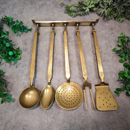 Messing Küchenutensilien Set mit Hakenleiste 5-teilig goldfarben Kelle Pfannenwender Löffel