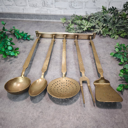 Messing Küchenutensilien Set mit Hakenleiste 5-teilig goldfarben Kelle Pfannenwender Löffel