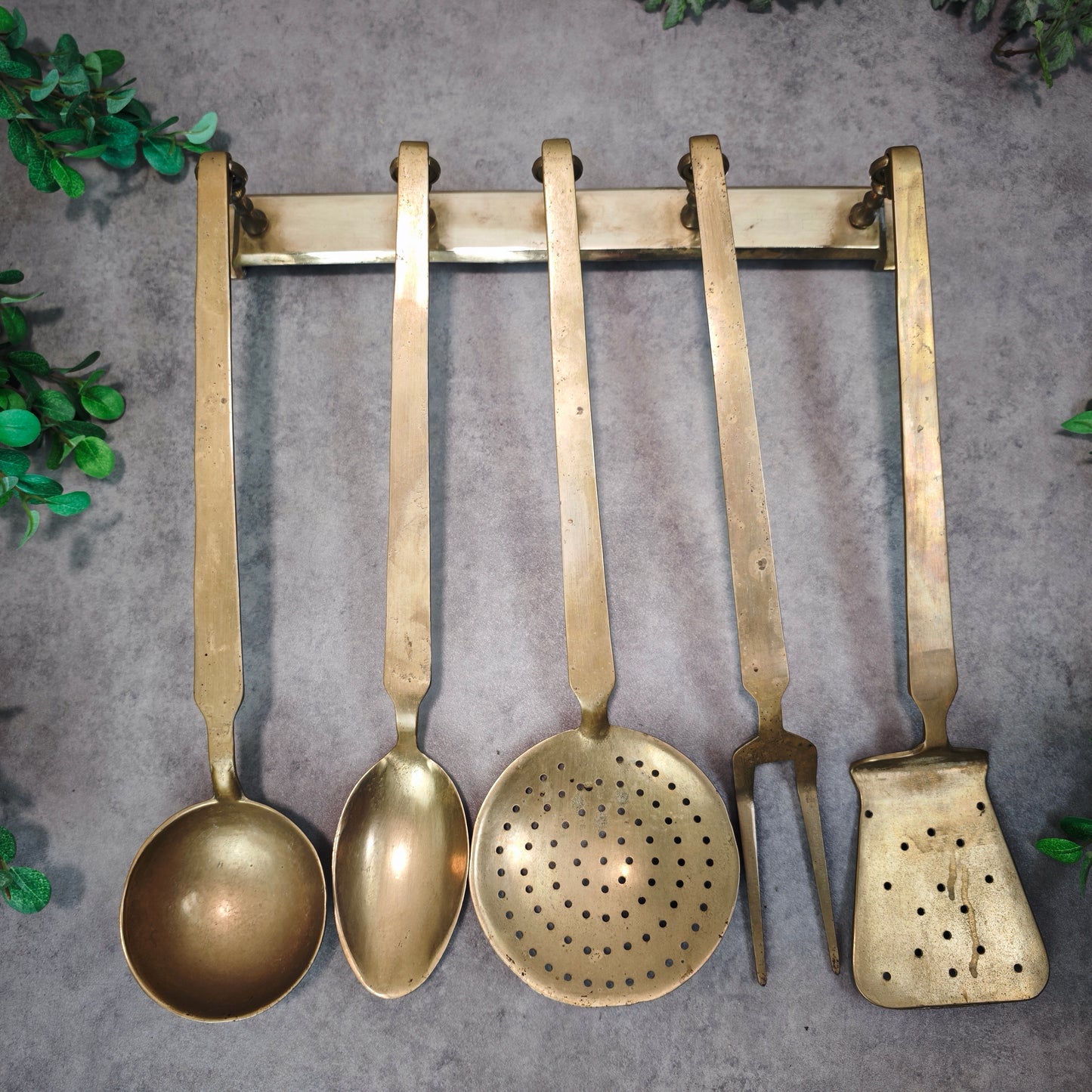 Messing Küchenutensilien Set mit Hakenleiste 5-teilig goldfarben Kelle Pfannenwender Löffel