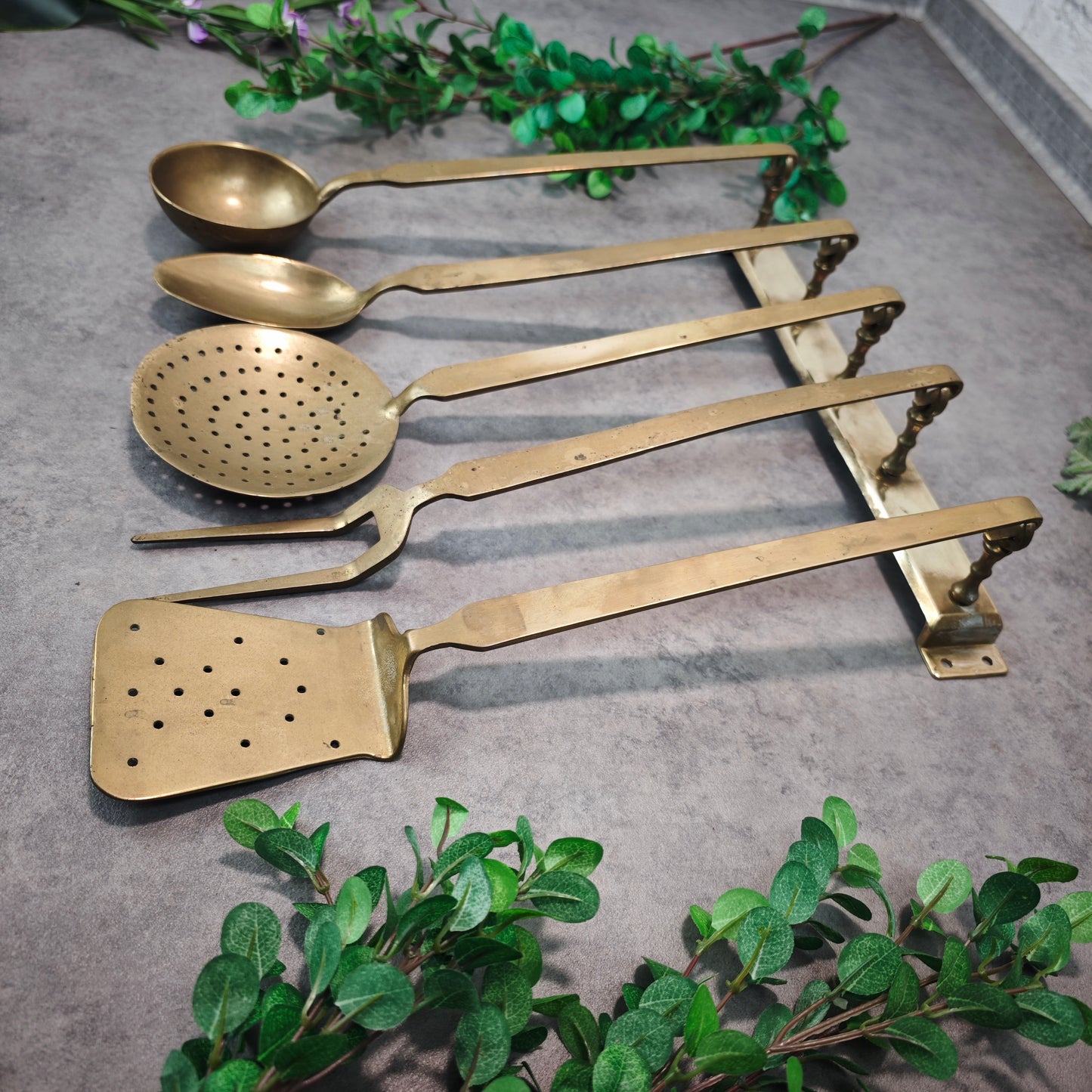 Messing Küchenutensilien Set mit Hakenleiste 5-teilig goldfarben Kelle Pfannenwender Löffel