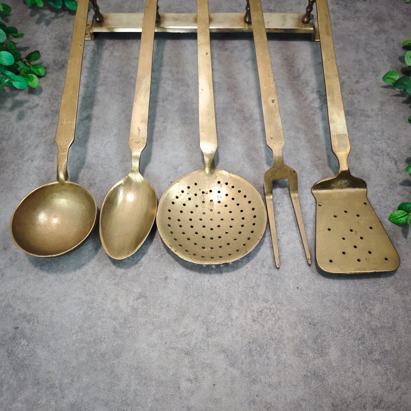 Messing Küchenutensilien Set mit Hakenleiste 5-teilig goldfarben Kelle Pfannenwender Löffel