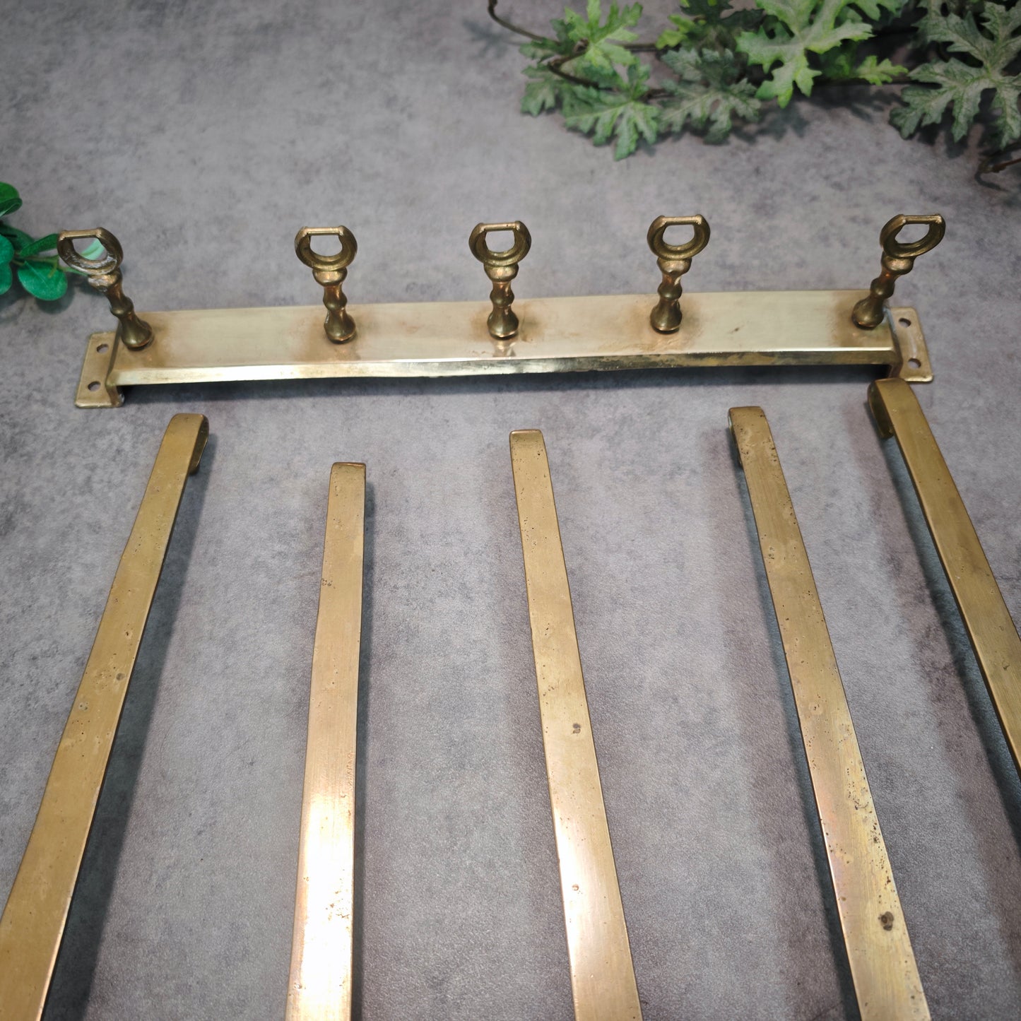 Messing Küchenutensilien Set mit Hakenleiste 5-teilig goldfarben Kelle Pfannenwender Löffel