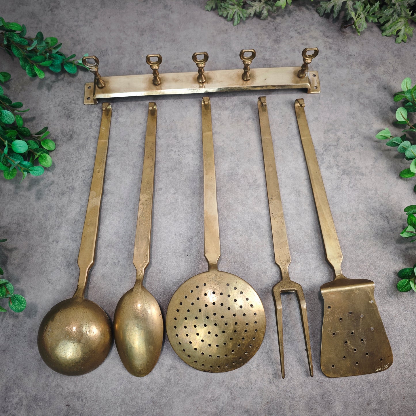 Messing Küchenutensilien Set mit Hakenleiste 5-teilig goldfarben Kelle Pfannenwender Löffel