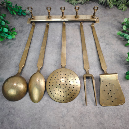 Messing Küchenutensilien Set mit Hakenleiste 5-teilig goldfarben Kelle Pfannenwender Löffel