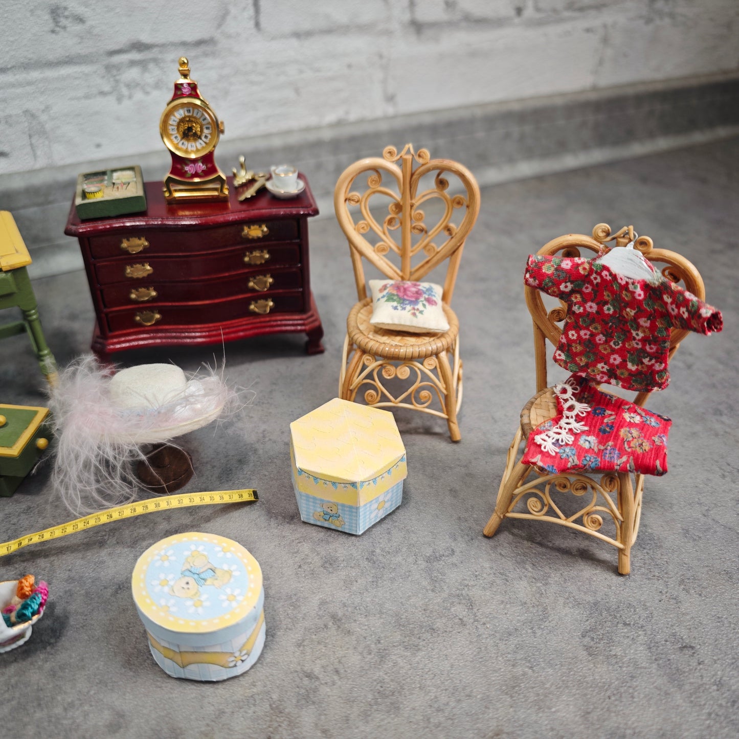 Puppenstube Nähzimmer Boudoir Set Konvolut Miniaturen mit funktionierender Sindaco Uhr