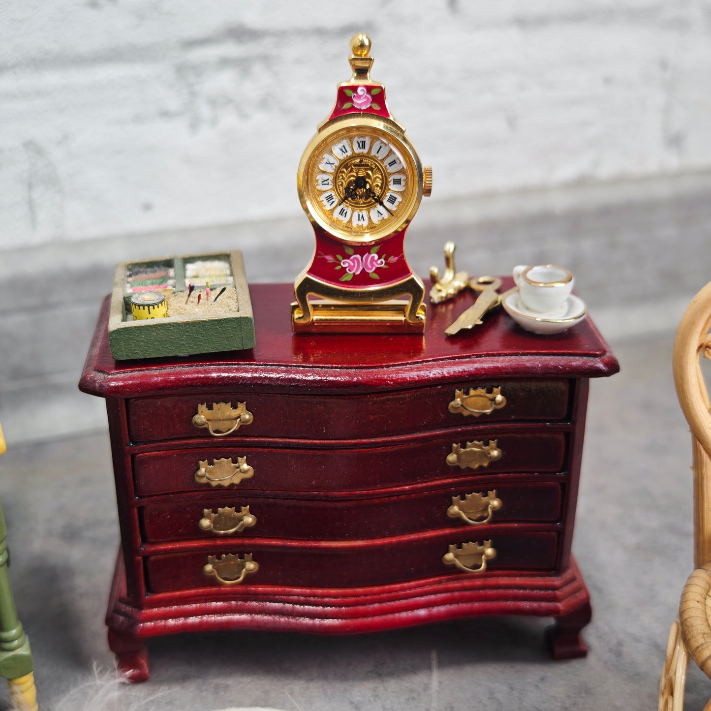 Puppenstube Nähzimmer Boudoir Set Konvolut Miniaturen mit funktionierender Sindaco Uhr