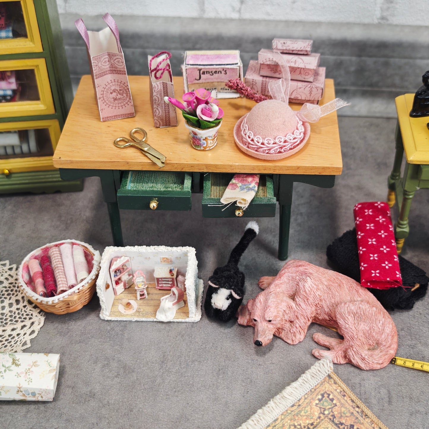 Puppenstube Nähzimmer Boudoir Set Konvolut Miniaturen mit funktionierender Sindaco Uhr