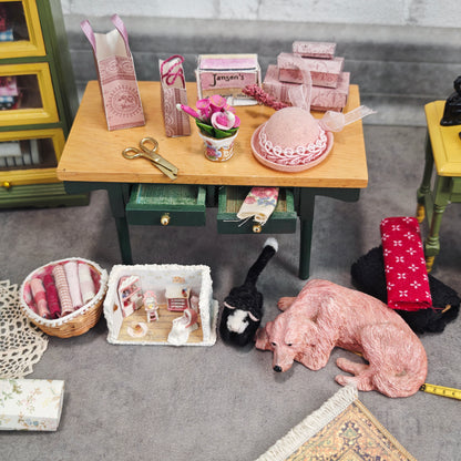 Puppenstube Nähzimmer Boudoir Set Konvolut Miniaturen mit funktionierender Sindaco Uhr