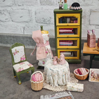 Puppenstube Nähzimmer Boudoir Set Konvolut Miniaturen mit funktionierender Sindaco Uhr