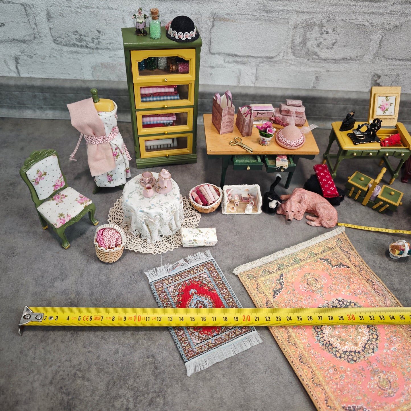 Puppenstube Nähzimmer Boudoir Set Konvolut Miniaturen mit funktionierender Sindaco Uhr