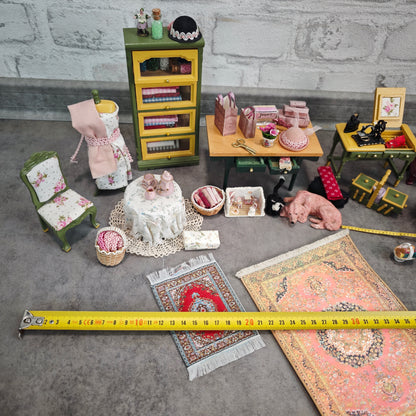 Puppenstube Nähzimmer Boudoir Set Konvolut Miniaturen mit funktionierender Sindaco Uhr