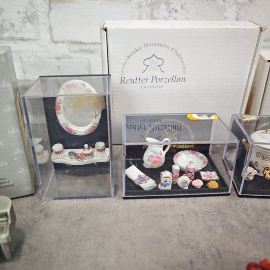 Reutter Porzellan Miniaturen Konvolut mit WMF Zinn Flügel Puppenstube Sammler Set Badezimmer Küche Deko