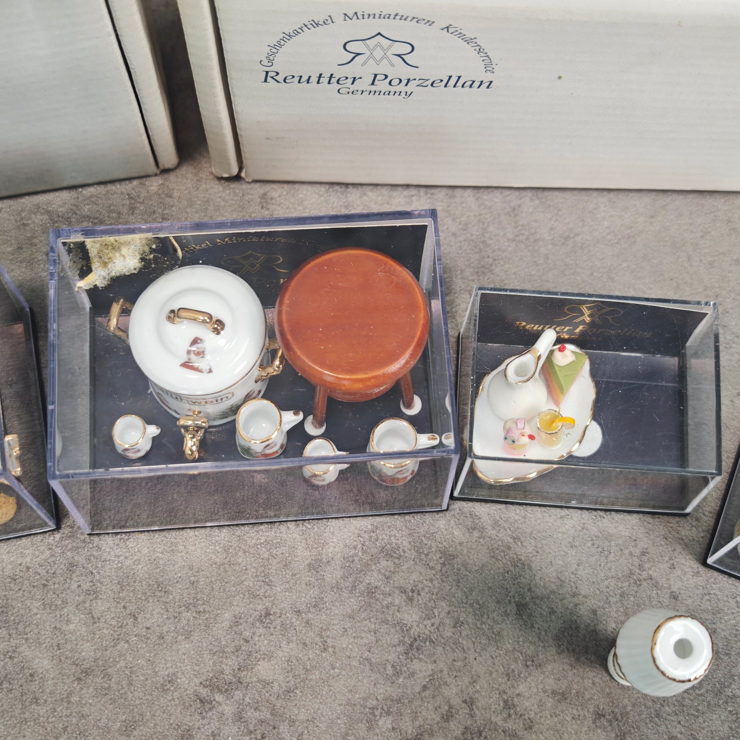 Reutter Porzellan Miniaturen Konvolut mit WMF Zinn Flügel Puppenstube Sammler Set Badezimmer Küche Deko