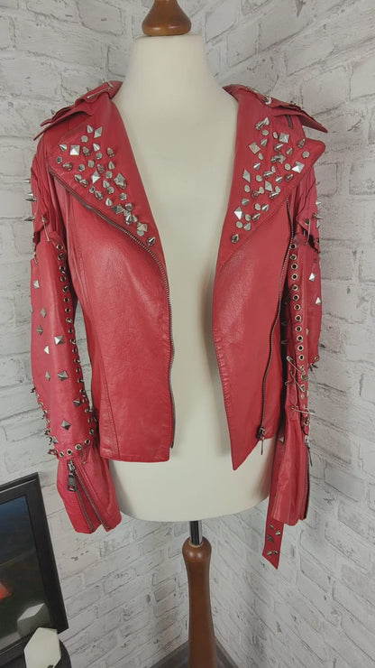 Kapraun Biker Lederjacke rot Nieten Sicherheitsnadeln Einzelstück customized Unikat Stagewear Rocker 1% Punk Cyberpunk