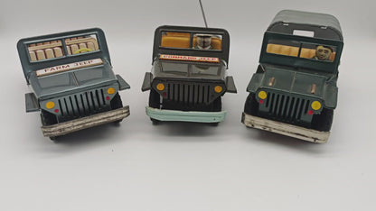 3x Blechspielzeug Army Jeep Command Farmer Reibungsantrieb Japan 54626 KCO vintage Spielzeug 60er 70er Jahre Kinderspielzeug Metall Retro