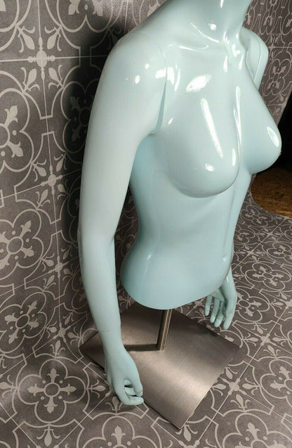 Almax Italy Schaufensterpuppe weiblich hellblau glänzend modern Mannequin female Torso Kopf Arme Puppe Modepuppe Schaufenster Display