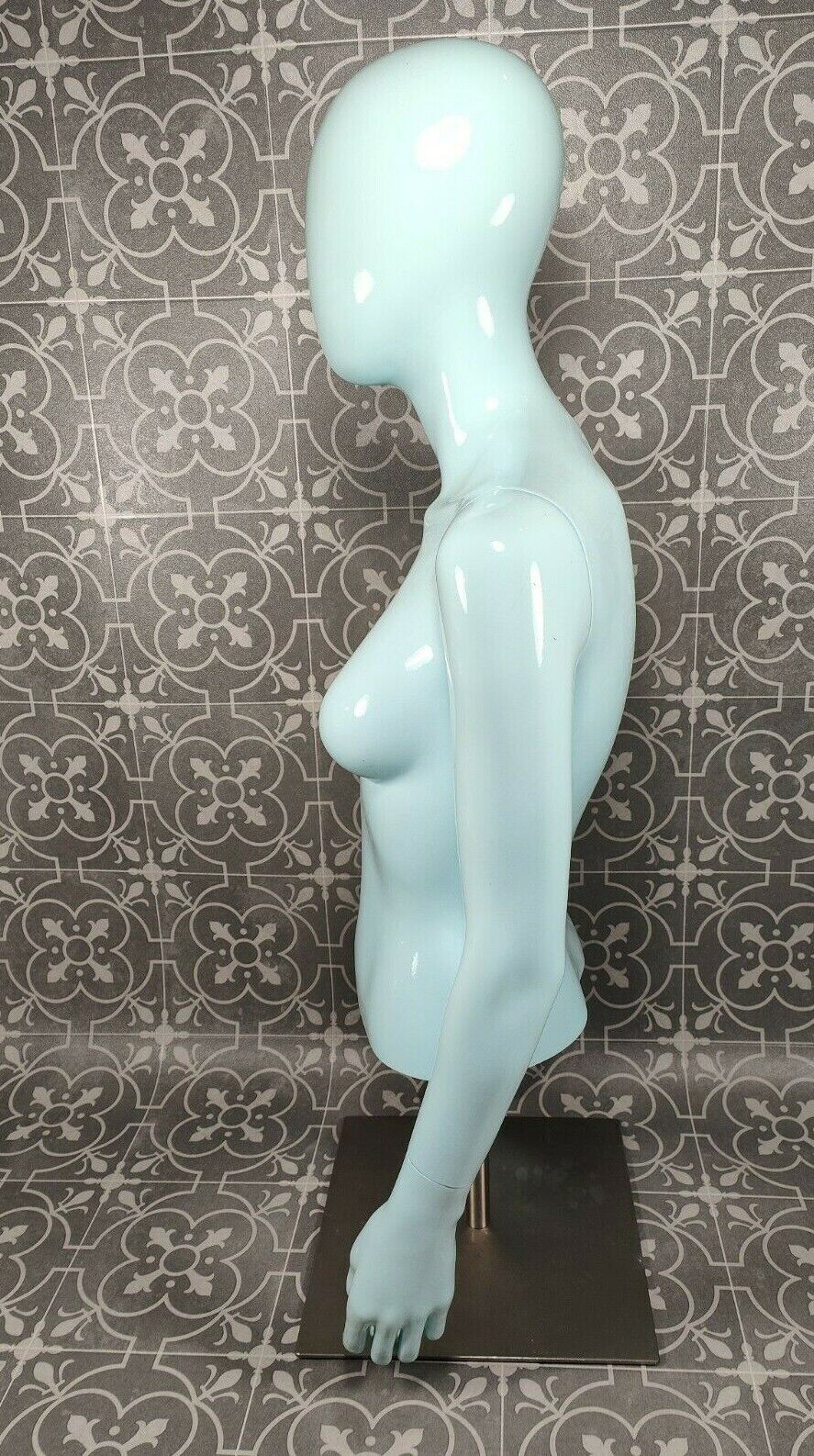 Almax Italy Schaufensterpuppe weiblich hellblau glänzend modern Mannequin female Torso Kopf Arme Puppe Modepuppe Schaufenster Display