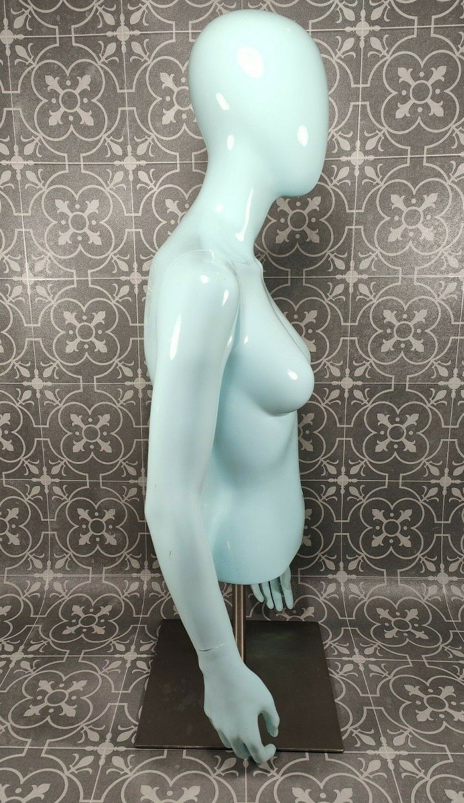 Almax Italy Schaufensterpuppe weiblich hellblau glänzend modern Mannequin female Torso Kopf Arme Puppe Modepuppe Schaufenster Display