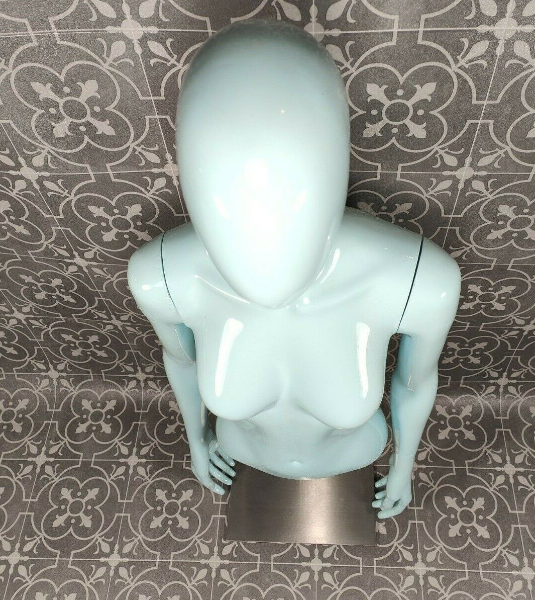 Almax Italy Schaufensterpuppe weiblich hellblau glänzend modern Mannequin female Torso Kopf Arme Puppe Modepuppe Schaufenster Display