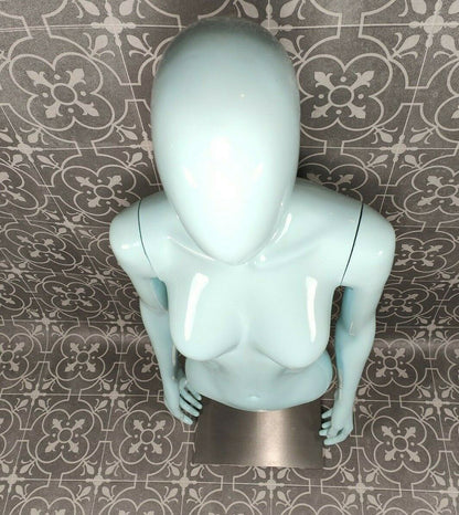 Almax Italy Schaufensterpuppe weiblich hellblau glänzend modern Mannequin female Torso Kopf Arme Puppe Modepuppe Schaufenster Display