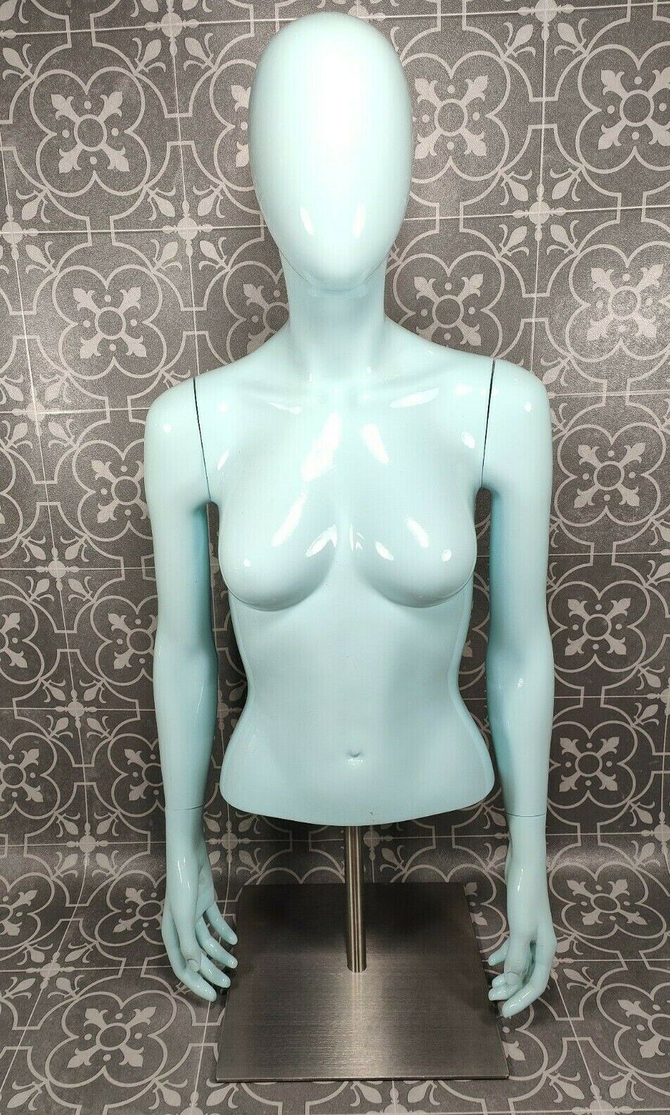 Almax Italy Schaufensterpuppe weiblich hellblau glänzend modern Mannequin female Torso Kopf Arme Puppe Modepuppe Schaufenster Display