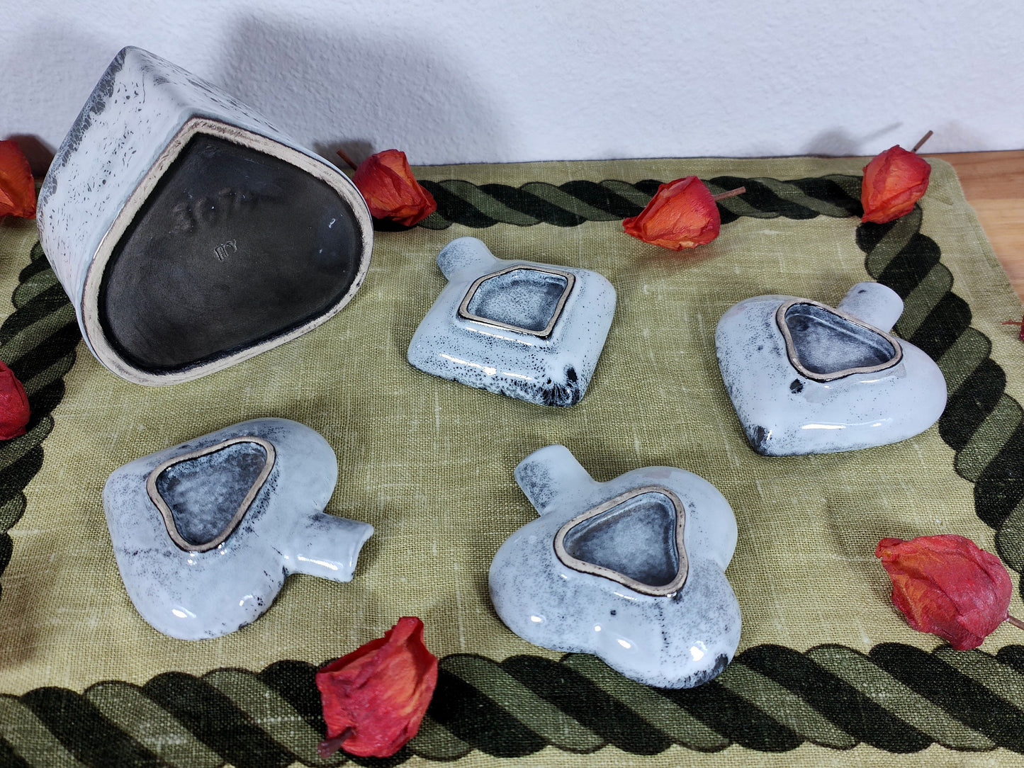 4x Lava Style Aschenbecher Halter Keramik midcentury schwarz weiß Spielkarten Herz Pik Kreuz Karo 4 Stück Ash tray pottery playing card Set