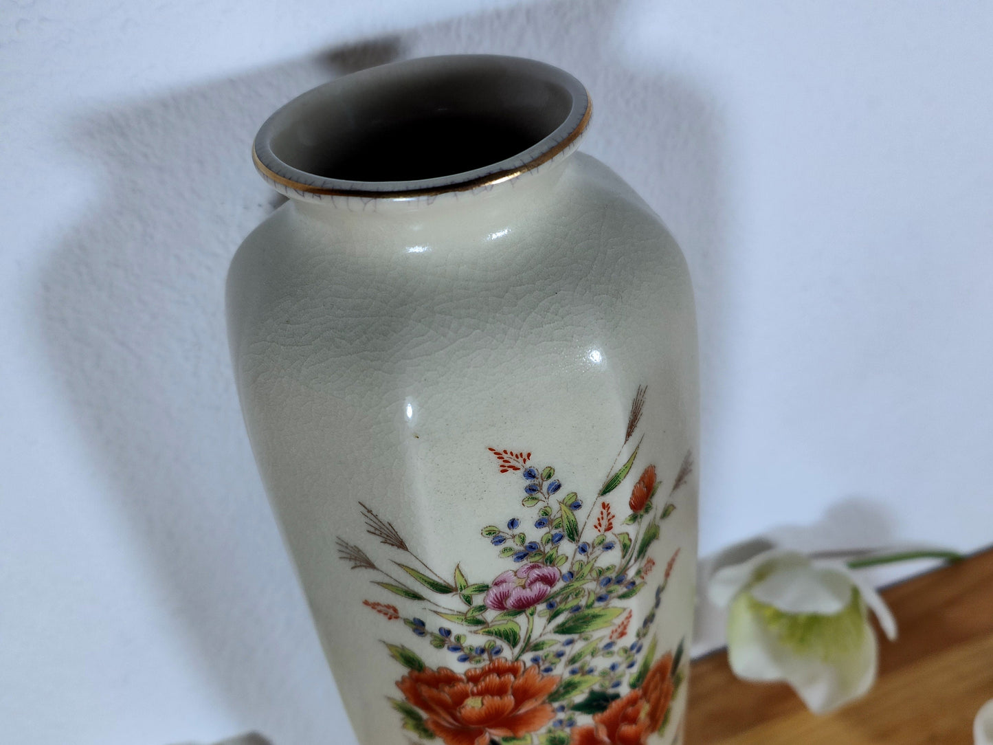 Japanische hohe Vase achteckig Keramik Blumen Vögel Craquele Octagon Goldrand Midcentury Stempel Asia Japandi Sushi Sakura Ikebana Asiatika