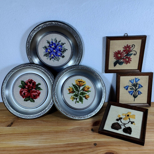 3x Gobelin Stickbilder Set Blumen Handarbeit Mid Century vintage cottagecore Landhaus 3 Stück eckig rund Zinn Zinnteller Holzrahmen floral