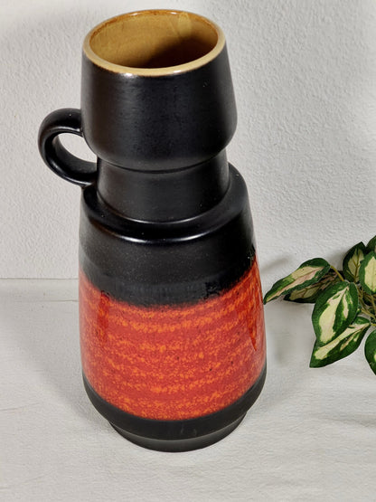 Fat Lava Vase Krug Kanne Henkel Mid Century rot schwarz orange Kult midcentury pottery 60ies 70ies Keramik space age pop Scandi Hygge Boho