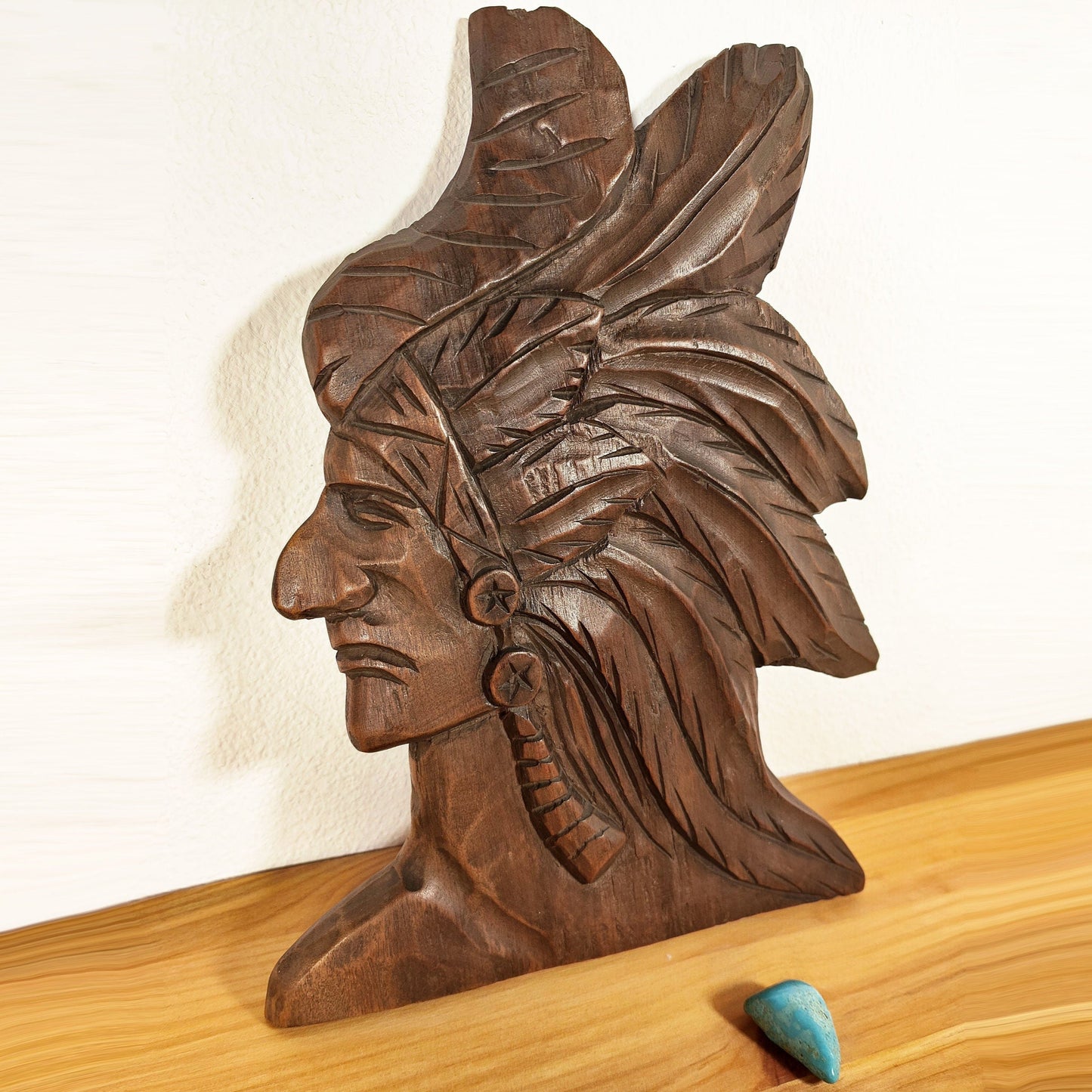 Wandrelief Holz geschnitzt Indianer Büste Häuptling Profil Wand Deko American Native Tribe Headdress Federn Kopfschmuck Handarbeit Wandmaske