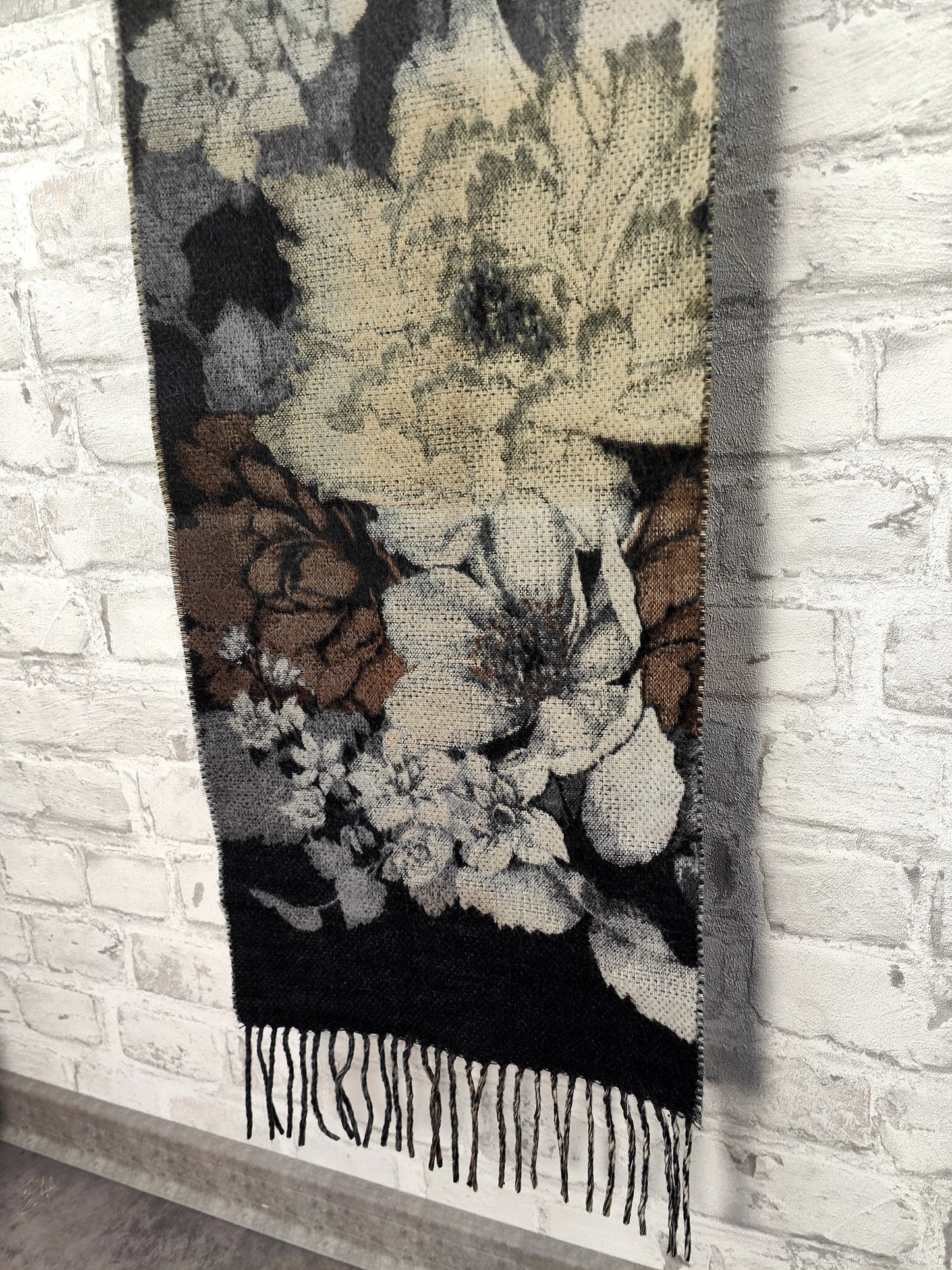 Winter Schal Blüten schwarz weiß braun Fransen kuschelig warm Schaltuch Halstuch Umschlagtuch Schultertuch Stola Pashmina Winterschal Kunst