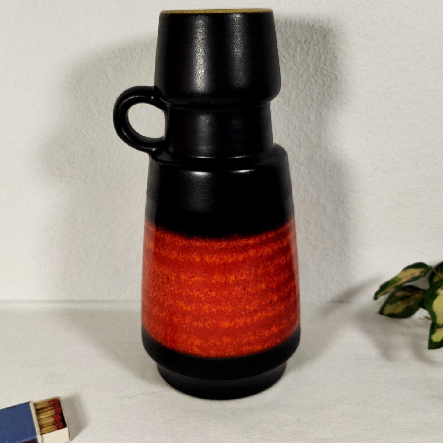 Fat Lava Vase Krug Kanne Henkel Mid Century rot schwarz orange Kult midcentury pottery 60ies 70ies Keramik space age pop Scandi Hygge Boho