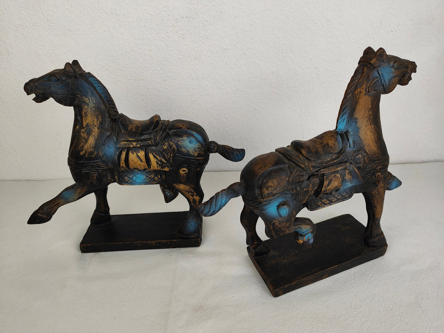 2x Pferde Figuren Set schreitende Pferde Terrakottakrieger Holz geschnitzt blau schwarz gold Schaukelpferd vintage Dekoration Schnitzerei