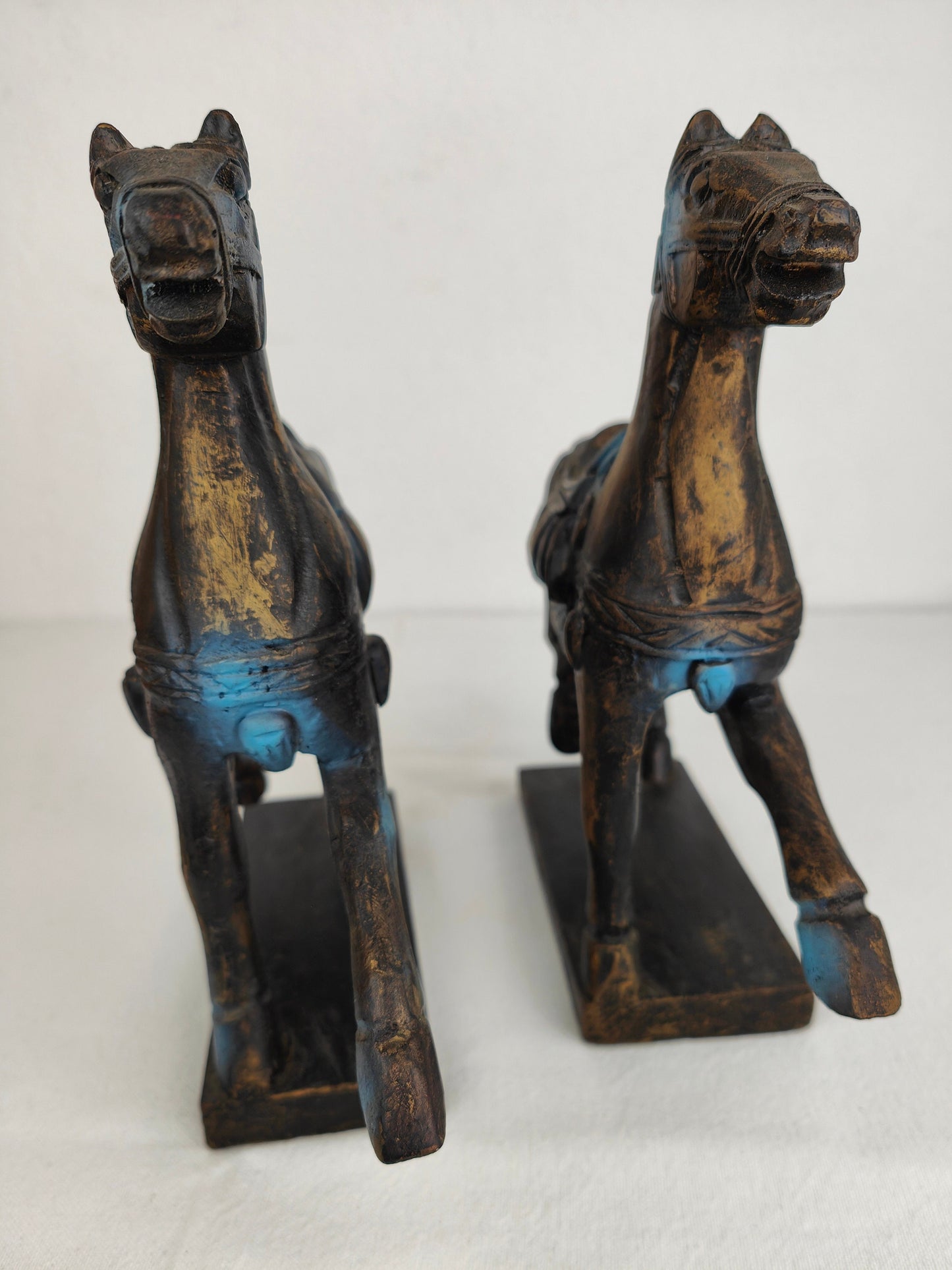 2x Pferde Figuren Set schreitende Pferde Terrakottakrieger Holz geschnitzt blau schwarz gold Schaukelpferd vintage Dekoration Schnitzerei