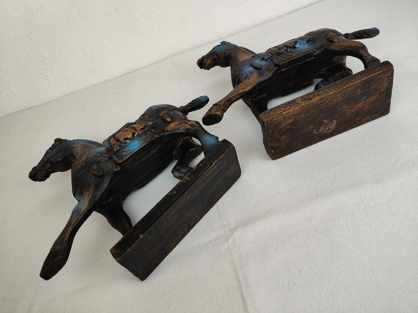 2x Pferde Figuren Set schreitende Pferde Terrakottakrieger Holz geschnitzt blau schwarz gold Schaukelpferd vintage Dekoration Schnitzerei